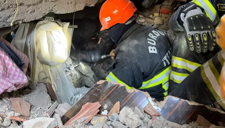 Bin 400 kişiye mezar olan depremin “kara” simgesi Ebrar Sitesi’nde yürek burkan anma