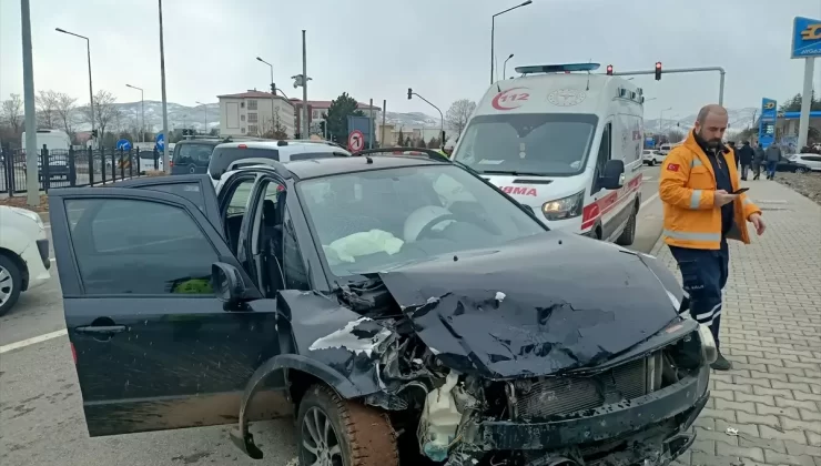 Bingöl’de Trafik Kazası: 2 Yaralı