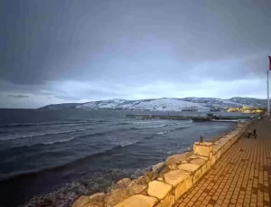 Bitlis’te Fırtına Van Gölü’nde Dev Dalgalar Oluşturdu