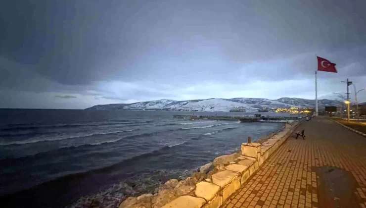 Bitlis’te Fırtına Van Gölü’nde Dev Dalgalar Oluşturdu