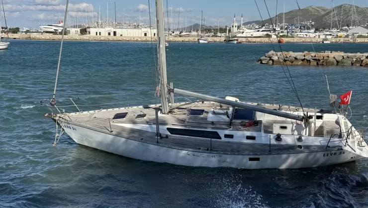 Bodrum’da Fırtına Yelkenli Tekneyi Karaya Sürükledi
