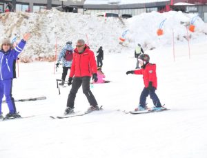 Bursa Uludağ’da tatilciler sömestirin son gününde pistlerde