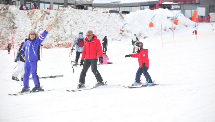 Bursa Uludağ’da tatilciler sömestirin son gününde pistlerde