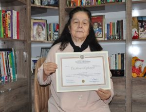 Bursa’da emekli öğretmen 10 yılda 3 üniversite bitirdi