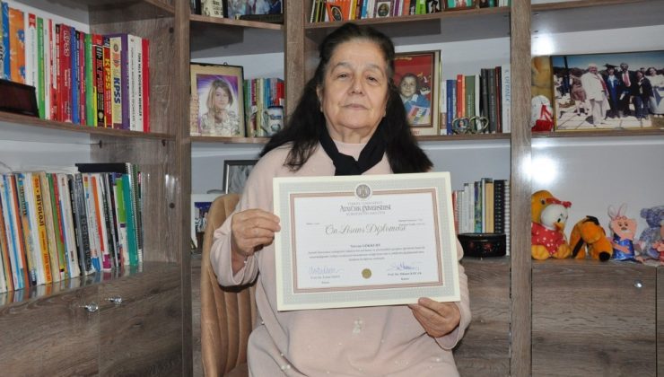 Bursa’da emekli öğretmen 10 yılda 3 üniversite bitirdi
