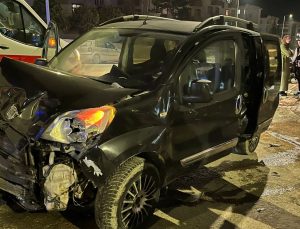Bursa’da hafif ticari araç ile araba çarpıştı: 4 yaralı