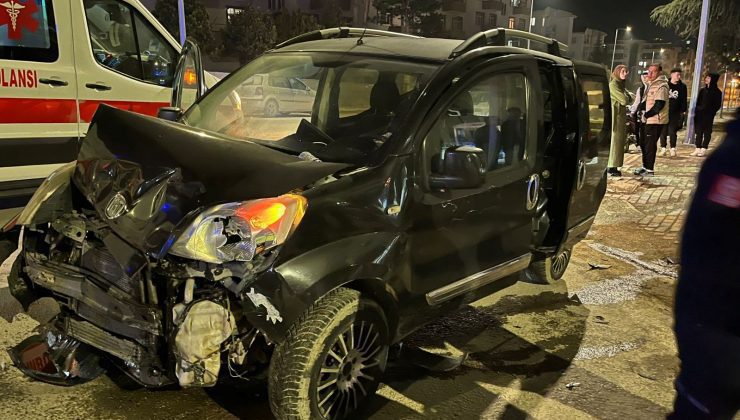 Bursa’da hafif ticari araç ile araba çarpıştı: 4 yaralı