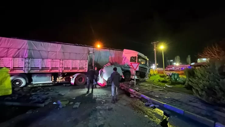 Bursa’da TIR Kazası: İki Sürücü Yaralandı