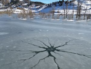 Buz tutan gölün yüzeyinde enteresan biçimler oluştu