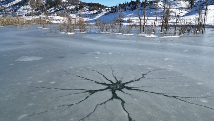 Buz tutan gölün yüzeyinde enteresan biçimler oluştu
