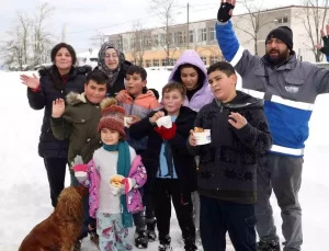 Canik Belediyesi’nden Kar Keyfine Pizza İkramı