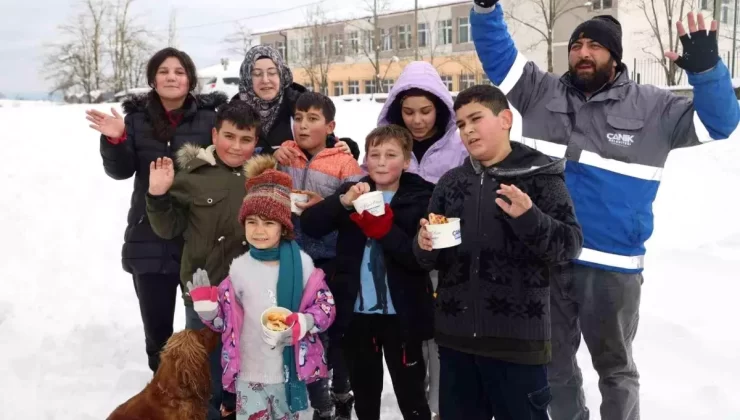 Canik Belediyesi’nden Kar Keyfine Pizza İkramı