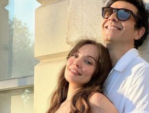 Cansel Elçin ile Zeynep Tuğçe Bayat, oğulları Atlas’ı kucaklarına aldı