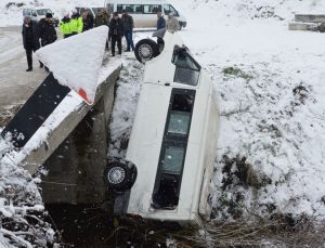 Cenaze yolunda kaza: Yaralılar var