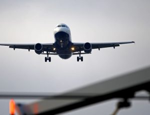 Cep telefonunu düşüren yolcu, uçağa acil iniş yaptırdı