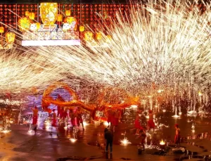 Chongqing’de Ateş Ejderhası Dansı Kutlandı