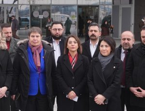 CHP heyeti, düzmece içkiden zehirlenenleri ziyaret etti