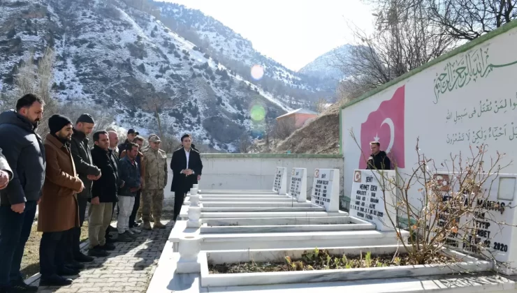 Çığ faciasında şehit olan güvenlik korucuları mezarları başında anıldı