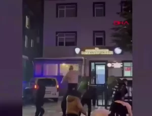 Cumayeri’nde Gençler ile Polisler Arasında Eğlenceli Kar Topu Savaşı