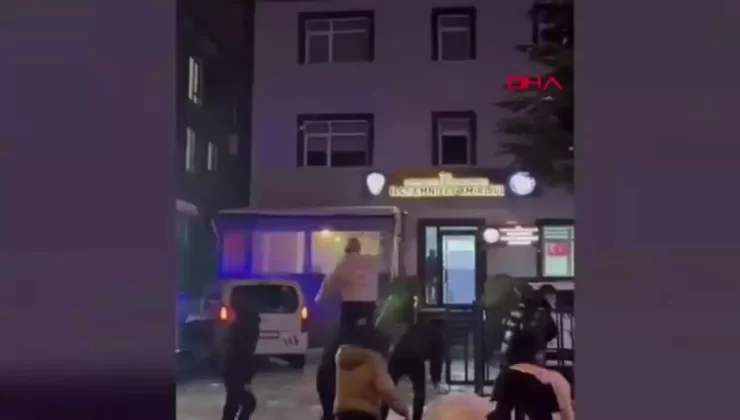 Cumayeri’nde Gençler ile Polisler Arasında Eğlenceli Kar Topu Savaşı