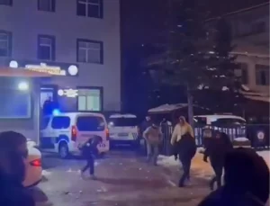 Cumayeri’nde Gençler ile Polislerden Eğlenceli Kar Topu Savaşı
