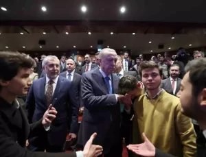 Cumhurbaşkanı Erdoğan: “Bölgesinde ve dünyada sözü geçen demokrasi ve kalkınma hamleleriyle küresel ölçekte temayüz eden bir ülkeyi milletimizle sırt…