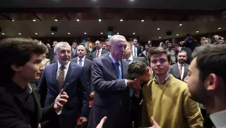 Cumhurbaşkanı Erdoğan: “Bölgesinde ve dünyada sözü geçen demokrasi ve kalkınma hamleleriyle küresel ölçekte temayüz eden bir ülkeyi milletimizle sırt…