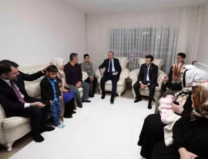 Cumhurbaşkanı Erdoğan, evlerine kavuşan depremzede aileyi ziyaret etti