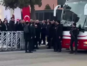 Cumhurbaşkanı Erdoğan, yeni iş yerlerine kavuşan esnafları ziyaret etti