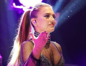 Demet Akalın Sibil Çetinkaya’yı eleştirdi: “Yüzü puf böreği üzere şişik”