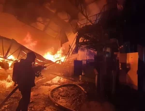 Demirci’de Halı Fabrikasında Yangın