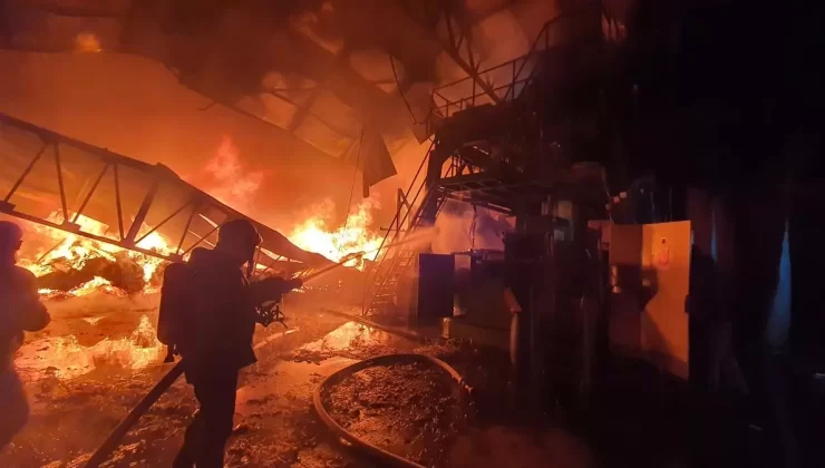 Demirci’de Halı Fabrikasında Yangın