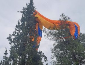 Denizli’de yamaç paraşütü ağaca takıldı: Mahsur kalan pilotu itfaiye kurtardı