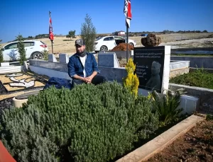 Depremde Annesini Kaybeden Genç, Babasıyla Güç Buluyor