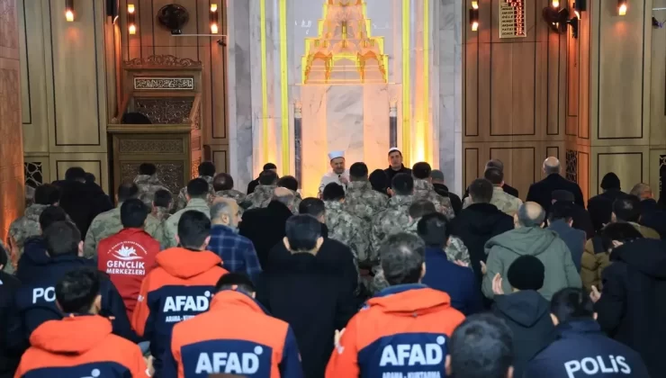 Depremde Hayatını Kaybedenler Anıldı