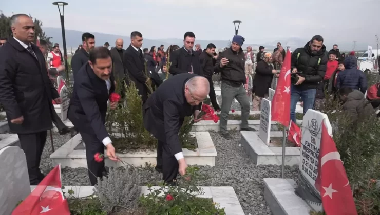 Depremin 2’nci yıl dönümünde Hatay’da mezarlıklarda yoğunluk (2)