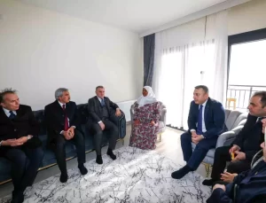 Depremzede Hüsne Beşenk: “Evlat atıyor ama devlet atmıyor”