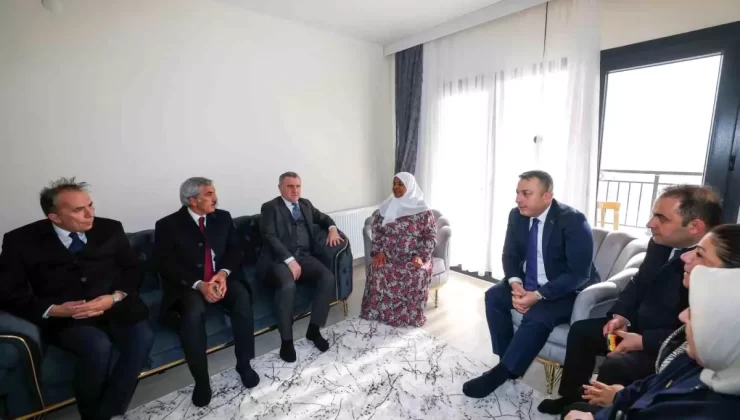 Depremzede Hüsne Beşenk: “Evlat atıyor ama devlet atmıyor”