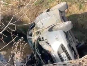 Direksiyon hakimiyetini kaybedip dereye uçtu