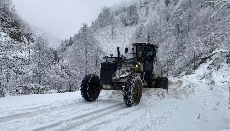 Doğu Karadeniz’de Kar Yağışı 675 Yolu Ulaşıma Kapatı