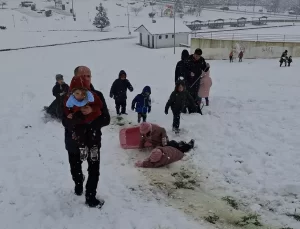 Düzce’de Kar Yağışı Eğitime Ara Verdi, Çocuklar Eğlencenin Tadını Çıkardı