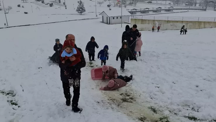 Düzce’de Kar Yağışı Eğitime Ara Verdi, Çocuklar Eğlencenin Tadını Çıkardı