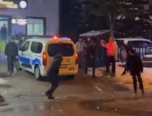 Düzce’deki gençler, polislerle karakolda kar topu savaşına tutuştu