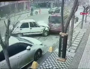 Edirne’de Park Halindeki Araçlara Çarpan Arabada 2 Yaralı