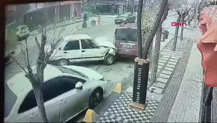 Edirne’de Park Halindeki Araçlara Çarpan Arabada 2 Yaralı