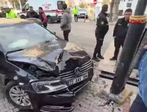 Edirne’de Trafik Kazası: Araba Aydınlatma Direğine Çarptı