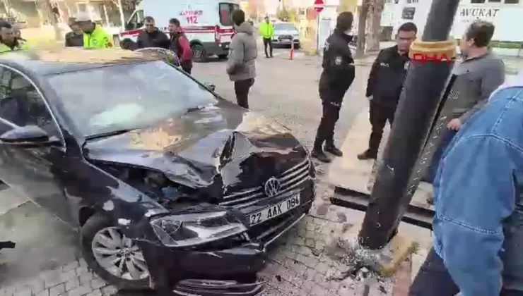 Edirne’de Trafik Kazası: Araba Aydınlatma Direğine Çarptı
