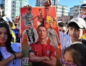 Efsane futbolcu Ronaldo 40 yaşında! Binlerce kişi sokağa döküldü