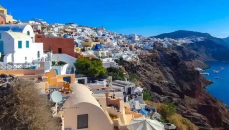Ege’deki sismik hareketlilik nedeniyle çok sayıda kişi Santorini Adası’nı terk ediyor