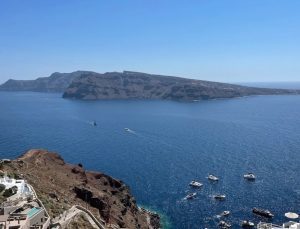 Ege’deki sismik hareketlilik nedeniyle yaklaşık 9 bin kişi Santorini Adası’nı terk etti